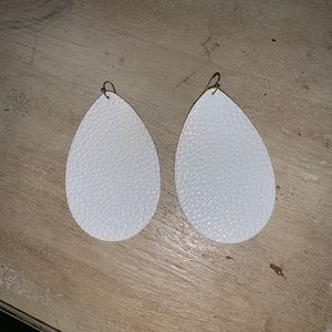 ⭐️white faux leather teardrop earrings⭐️